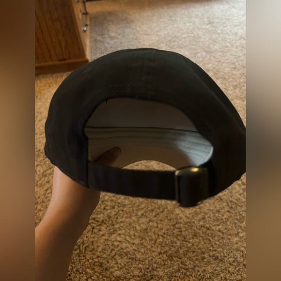 Black Carhartt Hat, adjustable size, fresh out of the box never worn - Picture 3 of 4